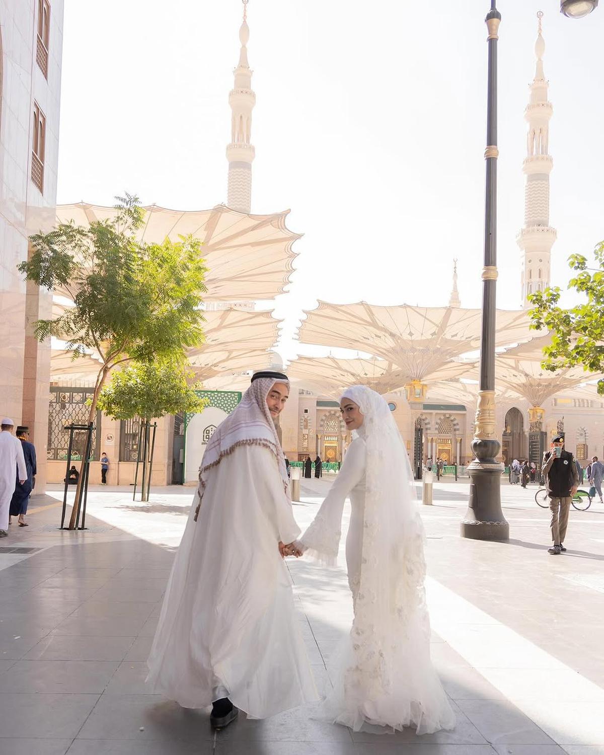 Momen Akad Nikah Zumi Zola dan Putri Zulhas di Masjid Nabawi Madinah