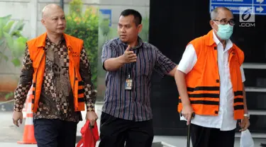 Bupati Bandung Barat nonaktif Abubakar (kanan) dan Pengusaha Tony Kongres (kiri) penyuap Bupati Buton Selatan Agus Feisal tiba untuk menjalani pemeriksaan di gedung KPK, Jakarta, Selasa (10/7). (Merdeka.com/Dwi Narwoko)