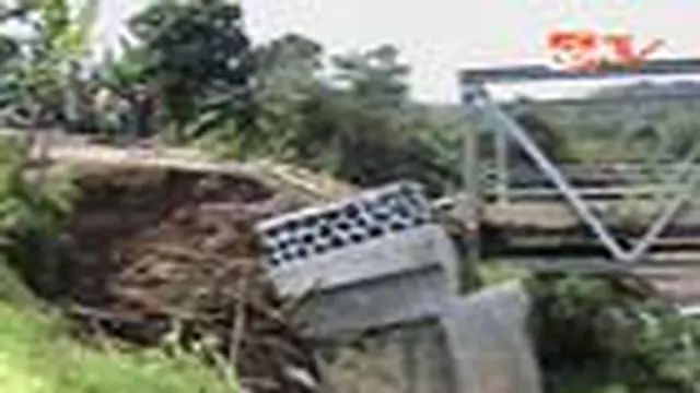 Banjir menyebabkan Jembatan Cikao yang menghubungkan dua desa nyaris ambruk. Jalan menuju jembatan sepanjang tiga meter pun amblas. 