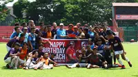 Tim PSM merayakan ultah ke-64 sang pelatih, Robert Alberts, di Stadion AMM, Makassar, Rabu (14/11/2018). (Bola.com/Abdi Satria)