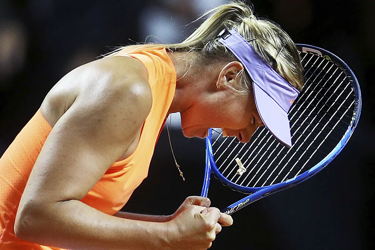 Maria Sharapova beraksi di Stuttgart Grand Prix  setelah dilarang bermain 15 bulan karena mengonsumsi doping. 
