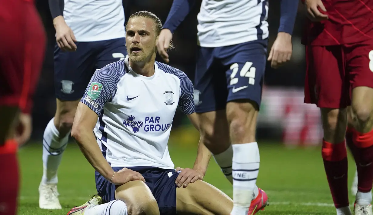 Preston kembali memperoleh peluang pada menit ke-28. Lagi-lagi melalui Brad Potts. Kali ini tembakannya dari jarak dekat saat terjadi kemelut masih melayang di atas mistar gawang Liverpool. (AP/Jon Super)