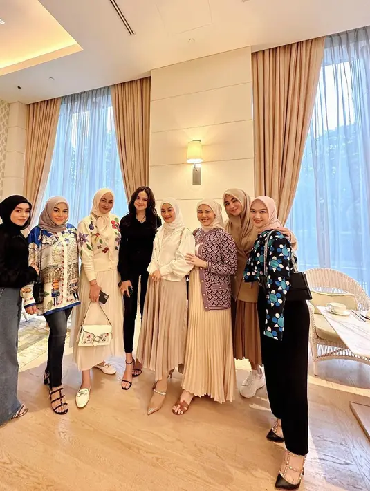 Berkumpul bersama rekan artis lainnya, Margin tampil cantik memadukan hijab dan rok plisket serba coklat. @marginw.