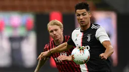 Penyerang Juventus, Cristiano Ronaldo, berebut bola dengan pemain AC Milan pada laga lanjutan Serie A pekan ke -31 di Stadion San Siro, Rabu (8/7/2020) dini hari WIB. AC Milan menang 4-2 atas Juventus. (AFP/Miguel Medina)