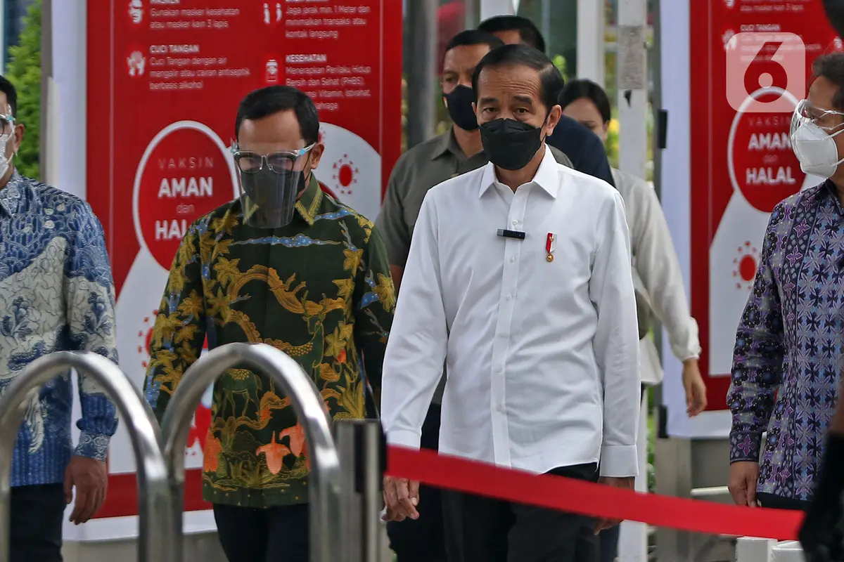 FOTO: Presiden Jokowi Tinjau Vaksinasi COVID-19 di Stasiun Bogor