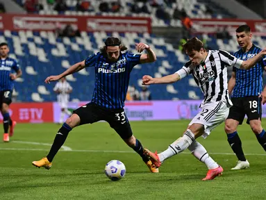 Penyerang Juventus, Federico Chiesa (kanan) melakukan tendangan dibayangi bek Atalanta, Hans Hateboer pada final Coppa Italia 2021 di Stadion Mapei - Citta del Tricolore, Kamis (20/5/2021) dinihari. Juventus menjadi juara Coppa Italia 2020-2021 setelah mengalahkan Atalanta 2-1. (MIGUEL MEDINA/AFP)