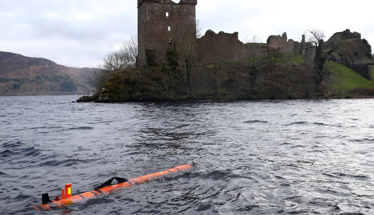 Robot Munin saat menyelami Danau Loch Ness, Skotlandia, Inggris, Rabu (13/4). Robot ini nantinya akan menyelami daerah danau untuk menemukan mahluk mitos Skotlandia yang katanya tinggal di danau tersebut.(REUTERS / Russell Cheyne) 