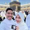 Erina Gudono hamil, ia bersama Kaesang berfoto di depan kakbah saat mengumumkan berita tersebut. (Dok: Instagram @erinagudono&nbsp;https://www.instagram.com/p/C602WePJvy5/?img_index=1)