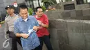 Soetikno Soedarjo (tengah) berjalan seusai menjalani pemeriksaan di gedung KPK, Jakarta, Selasa (14/2). Soetikno diperiksa perdana KPK setelah ditetapkan sebagai tersangka pada kasus dugaan suap pengadaan mesin Rolls Royce. (Liputan6.com/Helmi Affandi)
