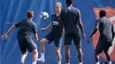 Gelandang Barcelona, Frenkie De Jong (kedua kiri) mengontrol bola saat mengikuti sesi latihan di Joan Gamper Sports City, Spanyol (16/9/2019). Barcelona akan menghadapi wakil Jerman, Borussia Dortmund pada grup F Liga Champions di Signal Iduna Park. (AFP Photo/Pau Barrena)