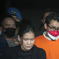 Musikus Ardhito Pramono (tengah) dihadirkan saat rilis kasus penyalahgunaan narkoba di Polres Jakarta Barat, Kamis (13/1/2022). Penyidik telah mengantongi minimal dua alat bukti dalam kasus narkoba yang menjerat Ardhito Pramono. (Liputan6.com/Faizal Fanani)