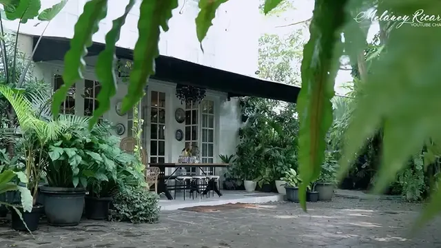 Potret Teras dan Taman di Rumah Yuni Shara