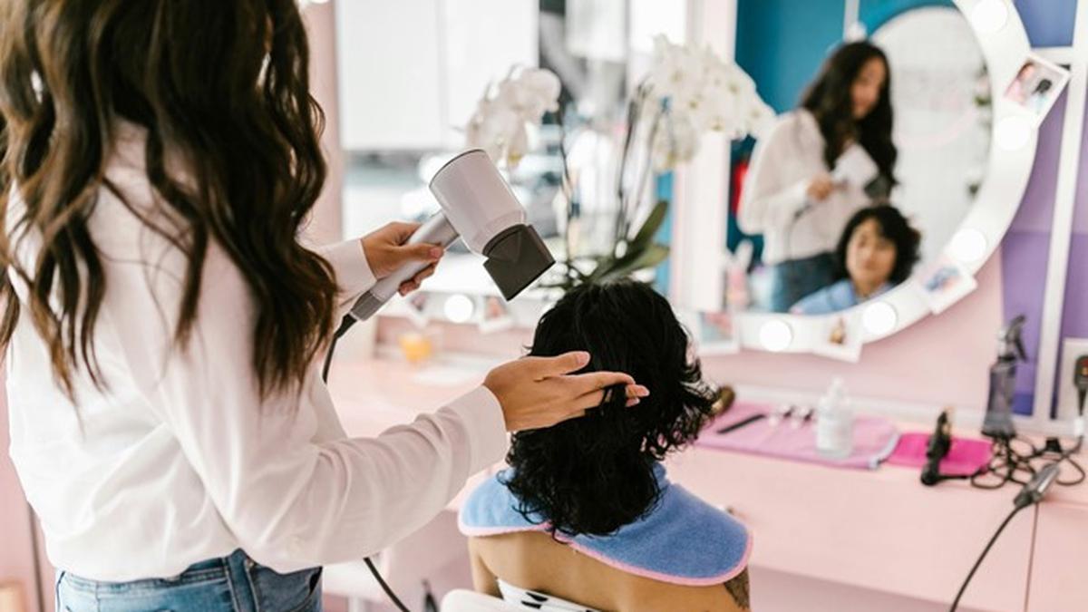6 Rekomendasi Model Rambut Shaggy Layer Sebahu yang Stylish dan Modern