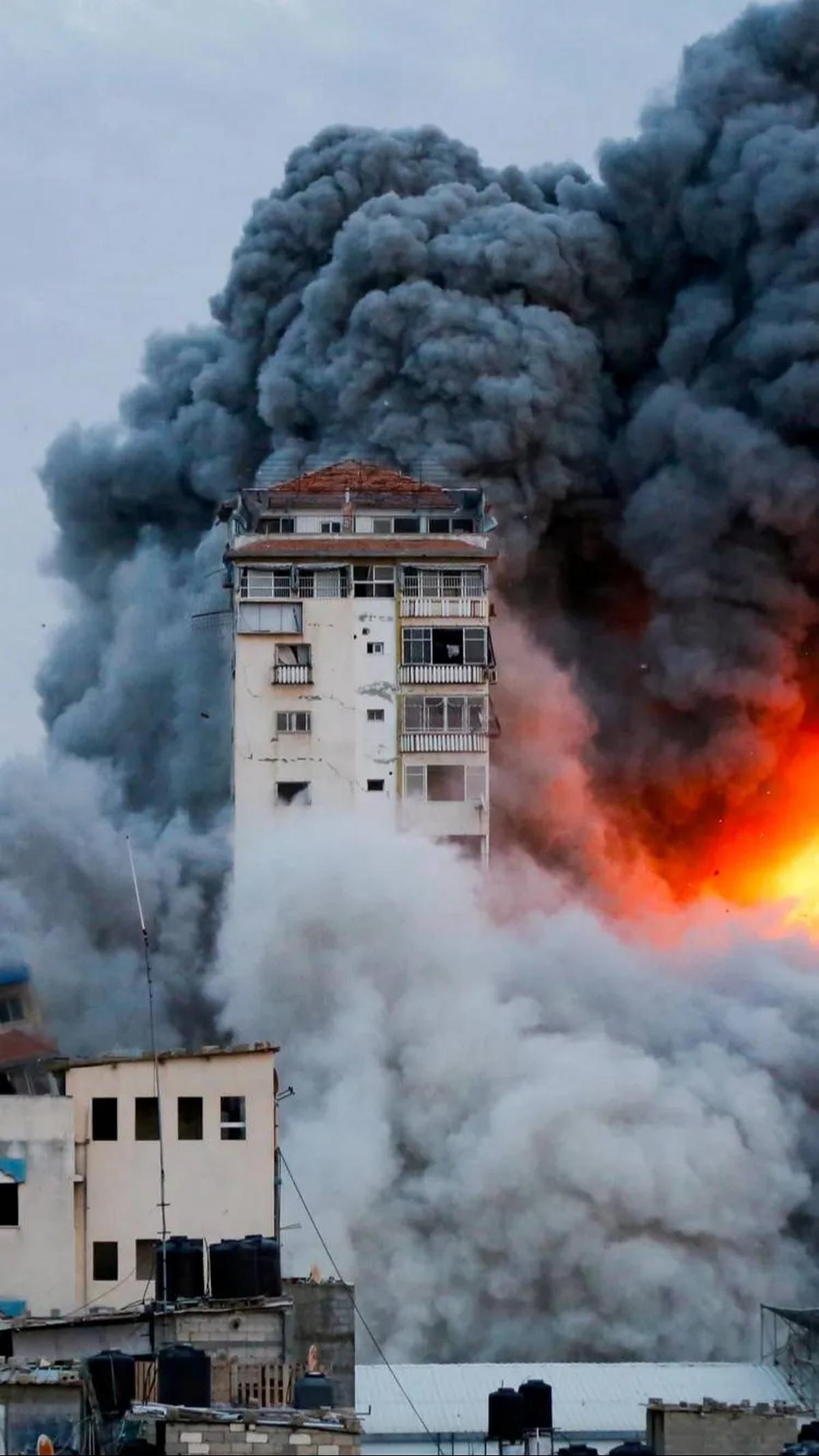 Sementara itu, konflik antara Israel dan Hamas terus berlanjut, dan dampaknya sangat merusak. Setelah serangan yang menimpa warganya oleh Hamas, Israel mengumumkan &ldquo;pengepungan total&rdquo; dan memutuskan pasokan air, makanan, bahan bakar, dan listrik ke Ga