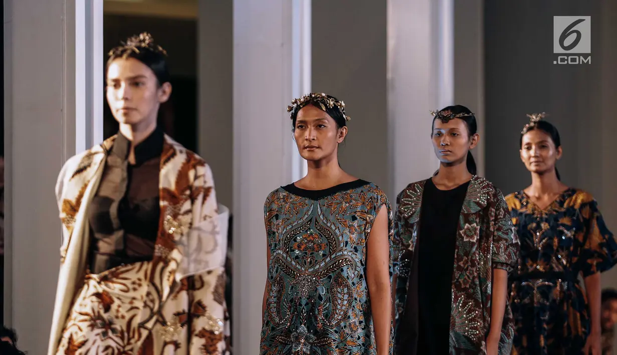 Ragam busana rancangan Iwan Tirta Private Collection x Mel Ahyar dalam acara Fashion Nation 2018 di Senayan City, Jakarta, Rabu (18/4). Koleksi bertajuk 'Er-Lum' tersebut mengadaptasi heirloom yang berarti pusaka. (Liputan6.com/Faizal Fanani)