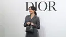 Lengkapi busananya, Mawar Eva jinjing Small Lady Dior My ABDior Bag hitam seharga Rp130jutaan