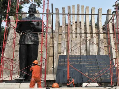 Pekerja Pusat Konservasi Dinas Pariwisata dan Kebudayaan Provinsi DKI Jakarta mengonservasi patung Soekarno-Hatta di Taman Proklamasi, Jakarta, Kamis (8/8/2019). Konservasi dua patung proklamator dan Tugu Proklamasi dalam rangka menyambut HUT ke-74 RI. (merdeka.com/Iqbal Nugroho)