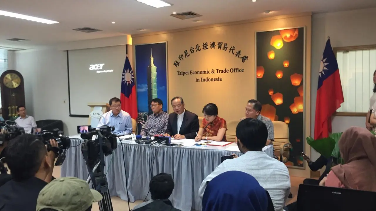 TETO bantah dugaan kerja paksa mahasiswa RI di Taiwan. Foto dari kiri, Rudy Kianto (Ketua Ikatan Alumni Taiwan se-Indonesia), Tony Lee (Atase Pendidikan TETO), John Chen (Kepala TETO), Kendra, Yung-Shoa Chen (Direktur Pers), Josua Andreas (Liputan6.com)