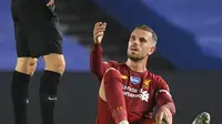 Kapten Liverpool, Jordan Henderson, terjatuh setelah ditekel pemain Brighton pada laga Premier League, Kamis (9/7/2020). (Daniel Leal-Olivas/AFP)