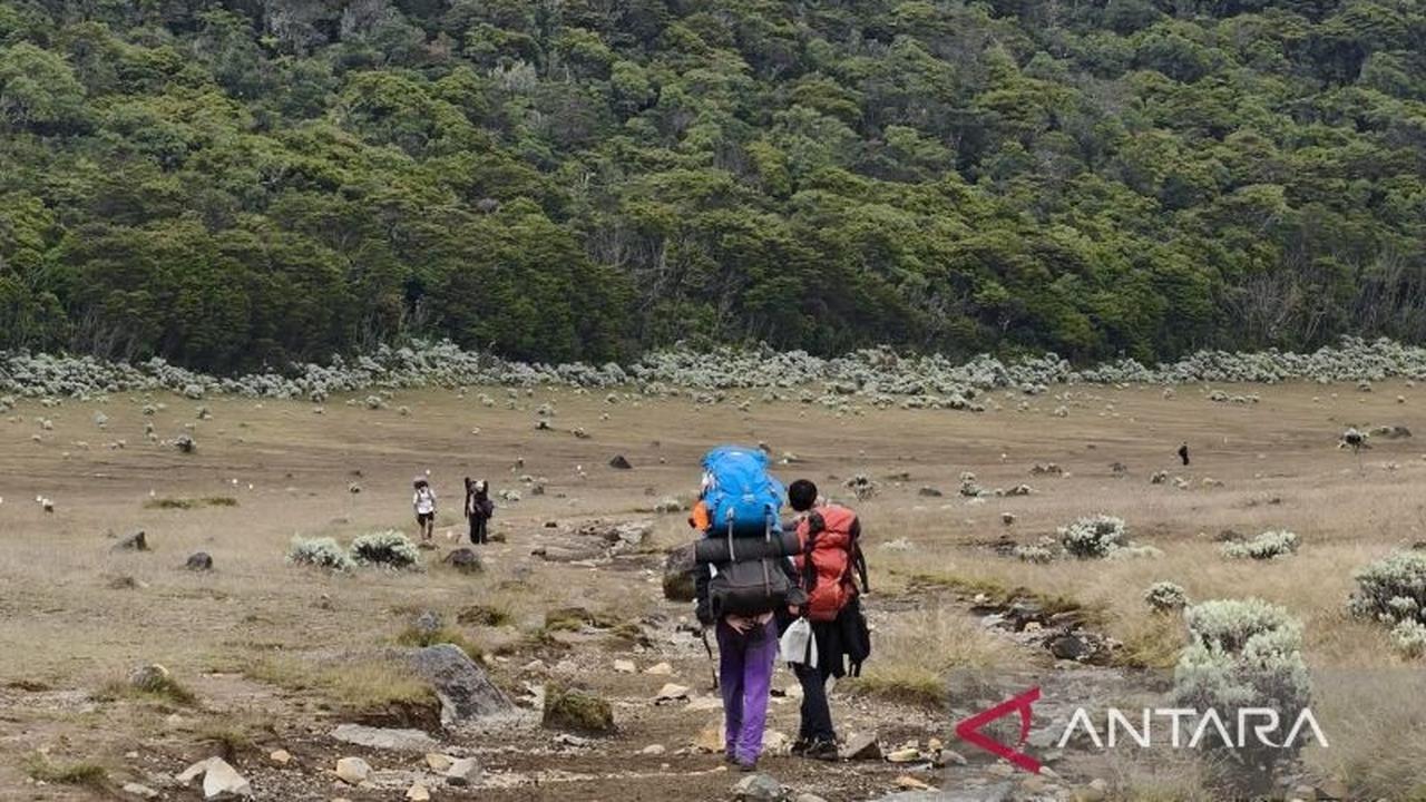 Mulai 13 Oktober 2025, Jalur Pendakian TNGGP Ditutup Sementara: Ada Apa Sebenarnya?