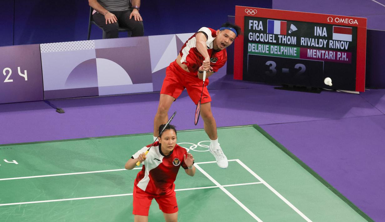 <p>Pemain ganda campuran Indonesia, Rinov Rivaldy (belakang) melepaskan smes saat menghadapi wakil Prancis, Thom Gicquel/Delphine Delrue pada laga Grup A Olimpiade Paris 2024 di Porte De La Chapelle Arena, Paris, Senin (29/7/2024). Rinov Rivaldy/Pitha Haningtyas Mentari kalah dua gim langsung 13-21, 15-21. (Dok. NOC Indonesia/Naif Muhammad Al'as)</p>