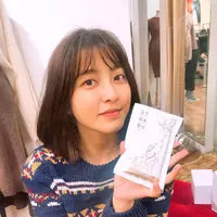 Siapa masih takut potong rambut pendek dengan poni karena takut wajah terlihat lebih tembem? Park Se Young di sini tampil cantik dengan potongan rambut bob sebahu dengan poni yang bisa kamu tiru, loh, Sahabat FIMELA! Foto: Instagram.