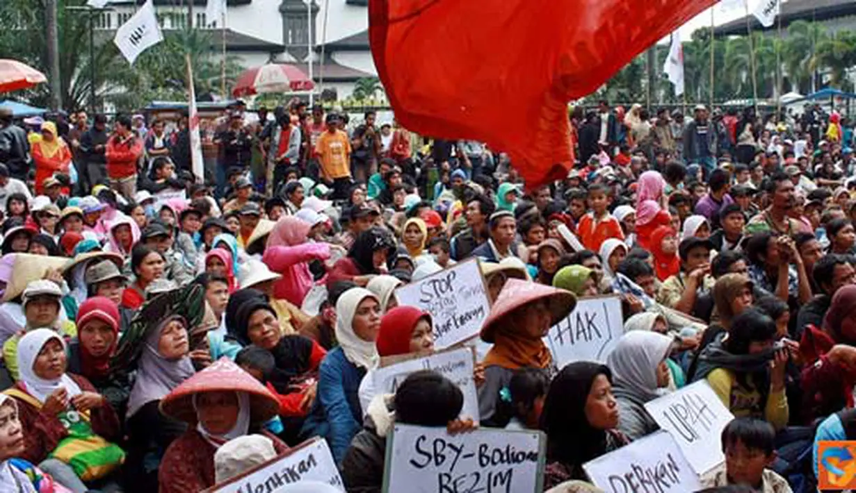 Citizen, Bandung: Bertepatan hari bumi, ratusan massa yang tergabung dalam SPS menyuarakan tuntutannya di depan Gedung Sate Jalan Diponegoro, Kota Bandung, Jumat (22/4). (Pengirim: Aries Rachmandy)