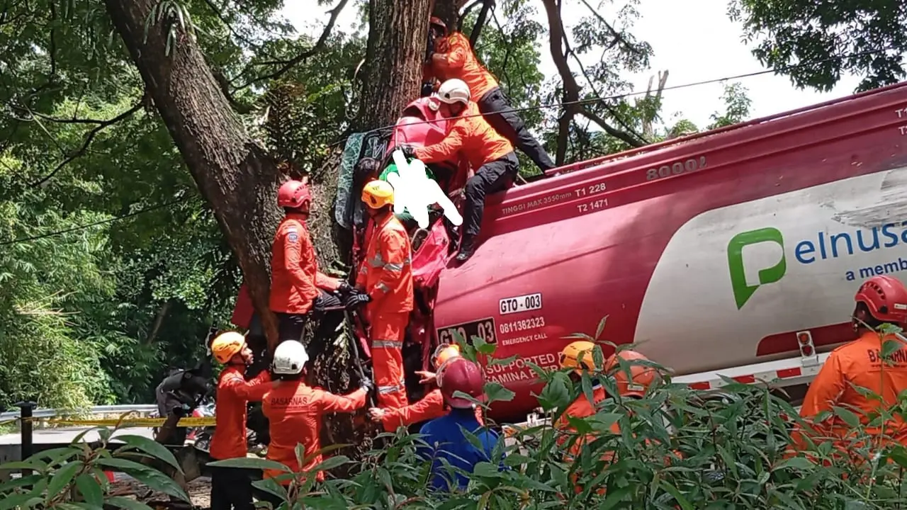 Proses Evakuasi Mobil Pertamina
