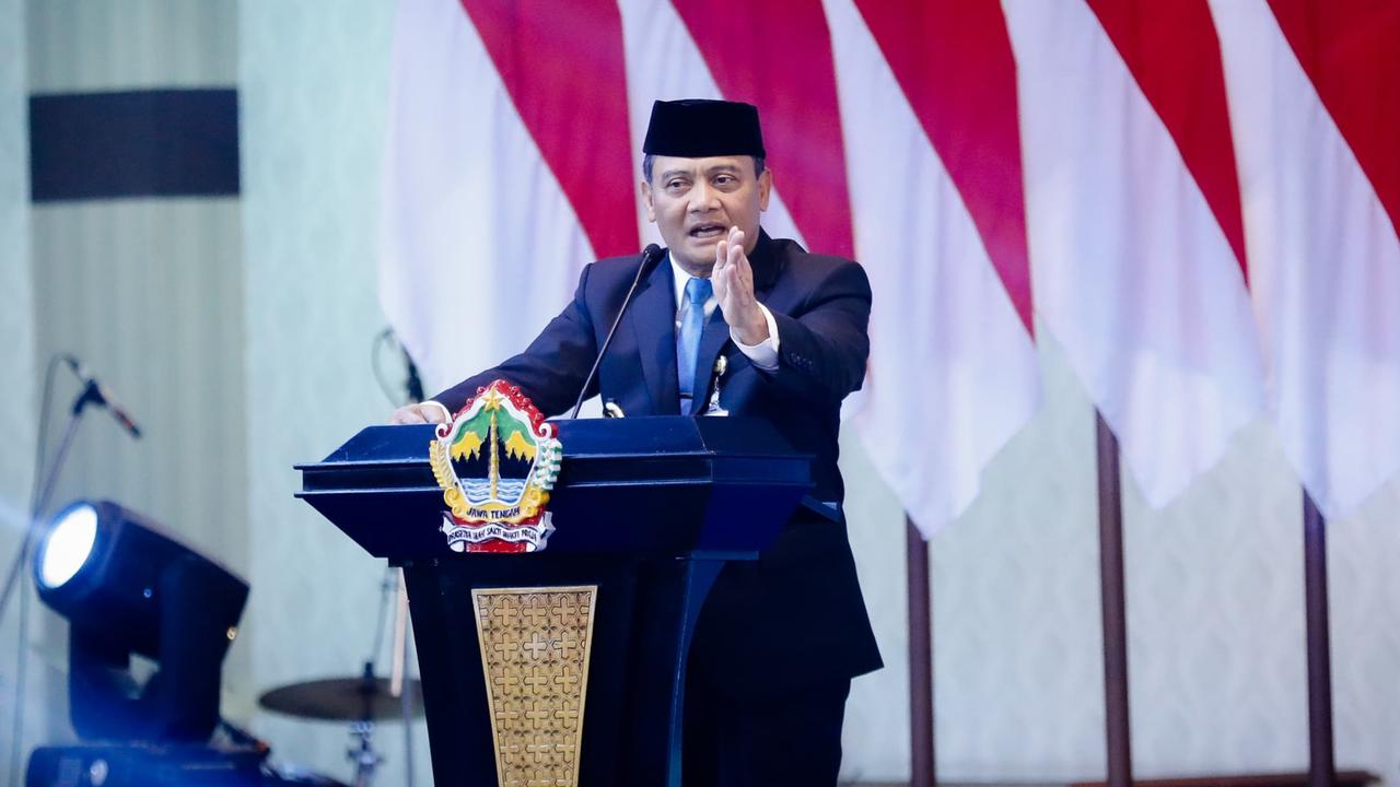 VIDEO: Kocak Gaya Pidato Gubernur Jateng Ahmad Luthfi Miringkan Peci: Saya Statusnya Duda