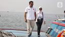 Calon Gubernur DKI Jakarta nomor urut 1 Ridwan Kamil (kanan) bersama istrinya Atalia Praratya saat tiba di salah satu pulau di Kepulauan Seribu, perairan Teluk Jakarta, Minggu (10/11/2024). (Liputan6.com/Angga Yuniar)