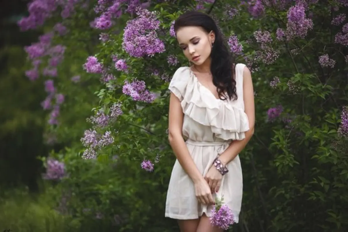 Bantu Klub Lokal, Model Cantik Ini Rela Berpose Seksi