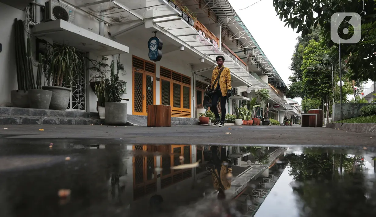 Seorang pria berjalan di kawasan M Bloc yang sepi, Jakarta, Rabu (10/6/2020). Tempat yang  hits bagi anak muda ini terlihat masih belum Kembali Normal di PSBB Masa Transisi ini. (Liputan6.com/Johan Tallo)