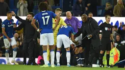 Striker Tottenham Hotspur Son Heung-min (ketiga kanan) memegangi kepalanya sambil tertunduk setelah menekel gelandang Everton Andre Gomes pada pertandingan Liga Inggris di Goodison Park, Liverpool, Inggris, Minggu (3/11/2019). Tekel Son Heung-min menyebabkan Andre Gomes patah kaki. (Oli SCARFF/AFP)