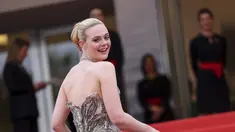 Elle Fanning tersenyum untuk fotografer setibanya di upacara pembukaan festival film Cannes 2023, Cannes, Prancis selatan, Selasa, 16 Mei 2023. (Photo by Vianney Le Caer/Invision/AP)