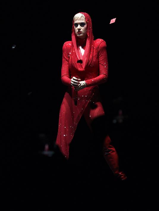 Penampilan Katy Perry saat menghibur penonton di Madison Square Garden dalam tur "Witness: The Tour" di New York (2/10). (Michael Loccisano/Getty Images/AFP)