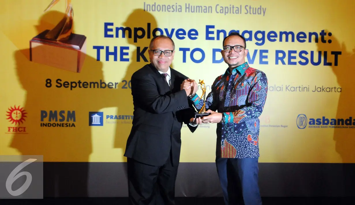 Menaker Hanif Dhakiri memberikan penghargaan kategori Best of Ceo Commitment on Human Capital Development kepada Dirut BPJS Ketenagakerjaan Agus Susanto pada acara Indonesia Human Capital Studi 2016 di Jakarta, Kamis (9/8). (Liputan6.com/Helmi Afandi)