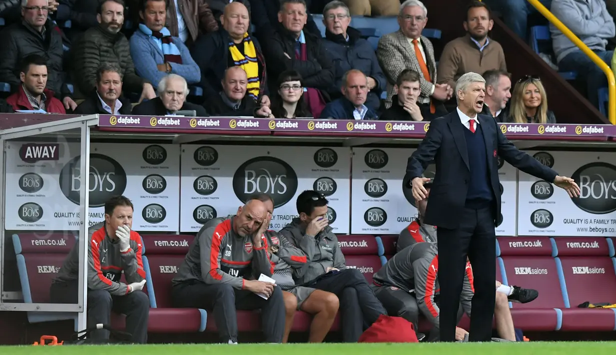 Gaya pelatih Arsenal, Arsene Wenger  dipinggir lapangan saat timnya melawan Burnley pada lanjutan Premier League pekan ke-7 di Stadion Turf Moor, (2/10/2016). (Reuters/Anthony Devlin)