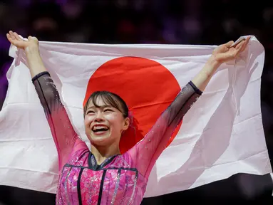 Pesenam Jepang, Aiko Sugihara merayakan kemenangan pada nomor senam lantai final aparatus putri Kejuaraan Dunia Gimnastik 2025 di Indonesia Arena, Senayan, Jakarta, Sabtu (25/10/2025). (Bola.com/Bagaskara Lazuardi)