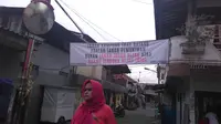 Spanduk penolakan penggusuran terpampang di sejumlah tempat di Kampung Luar Batang, Jakarta Utara. (Liputan6.com/Muslim AR)