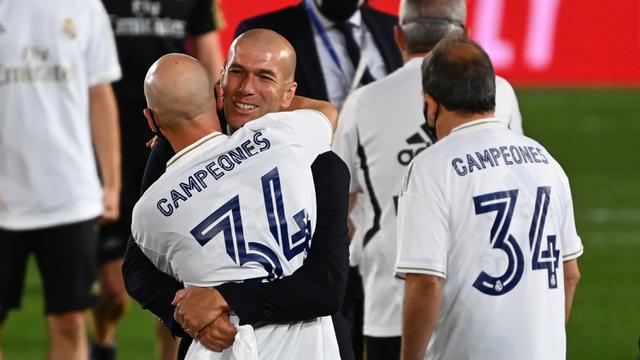 Wajah Bahagia Zinedine Zidane Angkat Trofi Juara La Liga