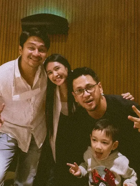 Momen ulang tahun Deva Mahenra ke 32 (Sumber: Instagram/miktambayong)