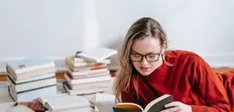 Membaca 20 halaman setiap hari merupakan langkah sederhana yang dapat membantu membangun kebiasaan membaca tanpa terasa membebani aktivitas sehari-hari. (Foto/Dok: Pexels)