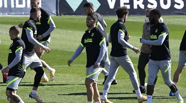 Penyerang Atletico Madrid Luis Suarez (tengah) menghadiri sesi latihan menjelang leg kedua babak 16 besar Liga Champions kontra Chelsea di Majadahonda, Senin (16/3/2021). Atletico Madrid akan bertandang ke markas Chelsea di Stamford Bridge pada Kamis (18/3/) dini hari WIB. (JAVIER SORIANO/AFP)