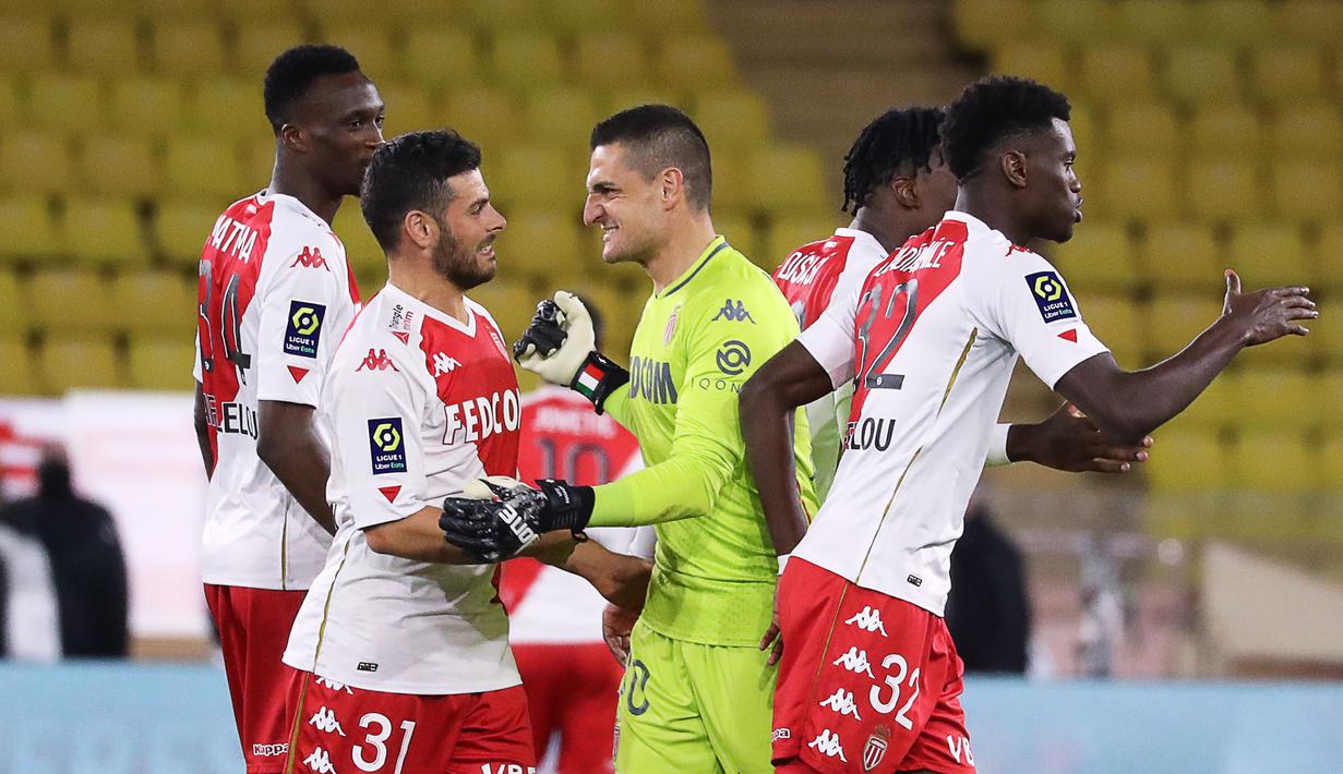 Pemain AS Monaco merayakan kemenangan atas PSG pada laga lanjutan Liga Prancis di Stadion Stade Louis II, Sabtu (21/11/2020) dini hari WIB. PSG takluk 2-3 oleh AS Monaco. (AFP/Valery Hache)