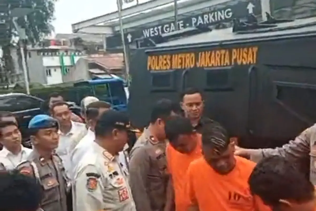 Polisi berhasil meringkus lima orang pelaku pengeroyokan terhadap dua Anggota Satpol PP di kawasan Menteng, Jakarta Pusat.