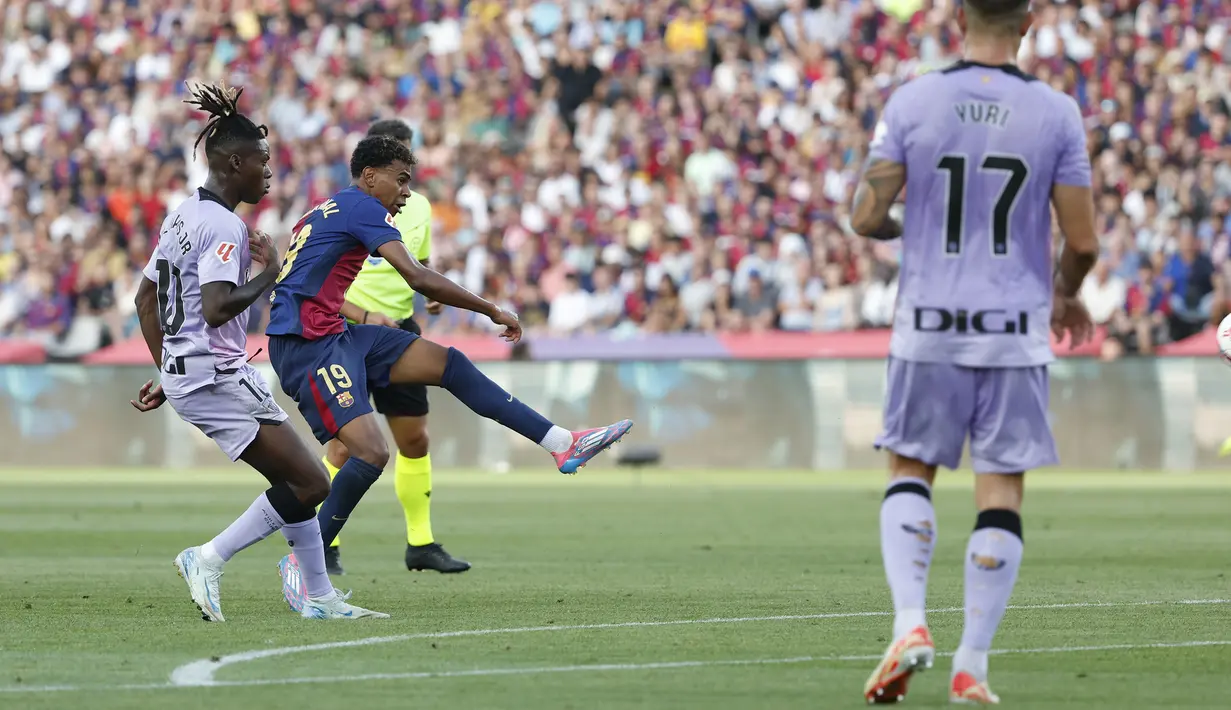 Pemain Barcelona, Lamine Yamal (kedua kiri) mencetak gol pertama timnya ke gawang Athletic Club Bilbao pada laga lanjutan Liga Spanyol 2024/2025 di Estadi Olimpic Lluis Companys, Barcelona, Sabtu (25/08/2024) waktu setempat. (AP Photo/Joan Monfort)