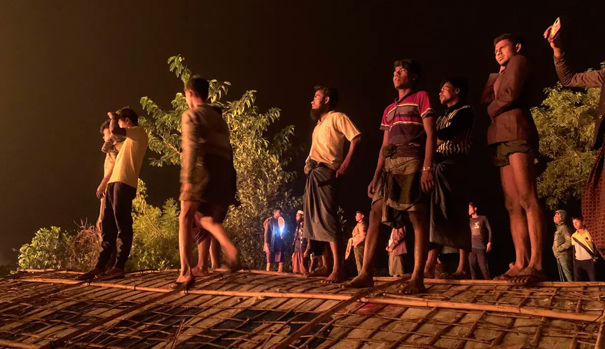 Sebelumnya, pengungsi Rohingya mengharapkan tempat yang aman di kamp-kamp di Bangladesh setelah melarikan diri dari kekerasan brutal di Myanmar. (AP Photo/ Shafiqur Rahman)