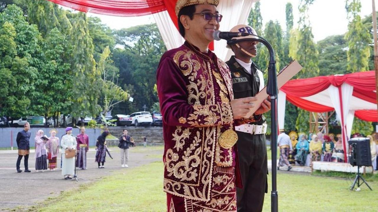Momen Hardiknas 2026: Unhas Serahkan 100 Beasiswa Dana Abadi dan Apresiasi Dosen-Tendik