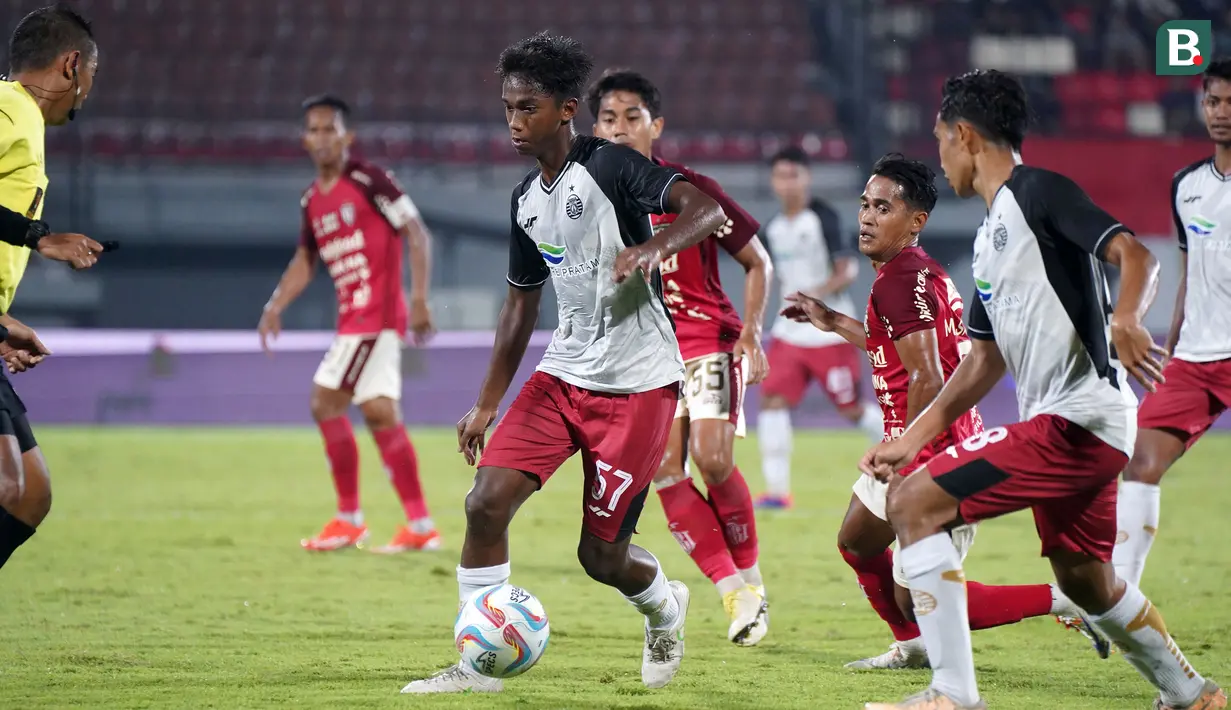 Pemain Persija Jakarta, Aditya Warman menggiring bola ke arah pertahanan Bali United pada laga lanjutan Grup B Piala Presiden 2024 di Stadion I Wayan Dipta, Bali, Jumat (26/07/2024). (Dok. Persija Jakarta)