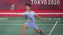 Skor kedua pemain terus bergerak dengan jarak yang dekat. Loh Kean Yew berhasil tampil di luar dugaan dengan berhasil samakan kedudukan bahkan salip satu angka dari Jonatan Christie. Namun akhirnya gim pertama dimenangkan oleh Jojo hingga yus dengan skor 22-20. (Foto: AP/Dita Alangkara)
